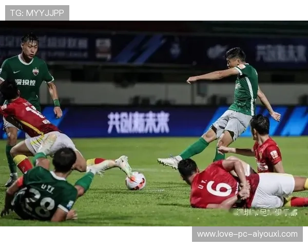 深圳新鹏城边路起速极快，逼出连续角球